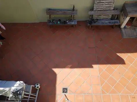 Florida Oeste - Muy buen Chalet en dos plantas 5 dormitorios Jardin al frente Patio