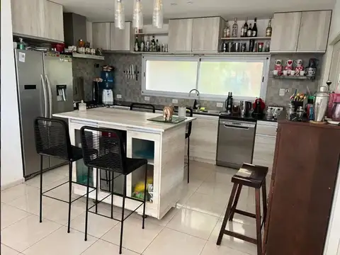 Casa Moderna de 6 Ambientes con Pileta, Jacuzzi