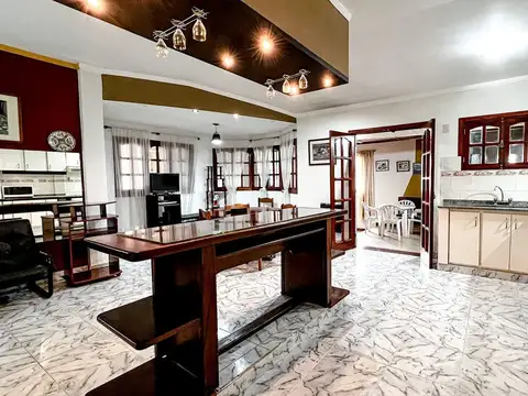 Casa en Venta con 3 cocheras