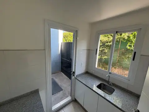 Casa en Alquiler con 2 cocheras