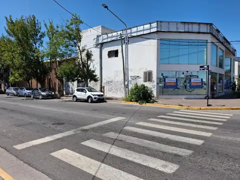 VENDE PROPIEDAD CON LOCALES, OFICINAS Y GALPONES SOBRE RUTA.