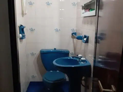 Chalet  con pileta natación en William Morris. Lote 10 x 42m.