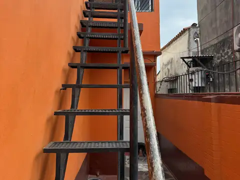 ALQUILER de departamento 2 ambientes con patio en terraza.