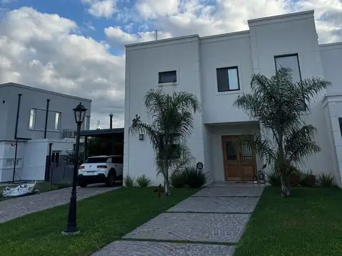 Casa en venta en San Matias Escobar AREA 1 AL AGUA! --