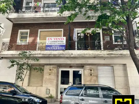 Departamento 3 ambientes con dos patios en planta baja.