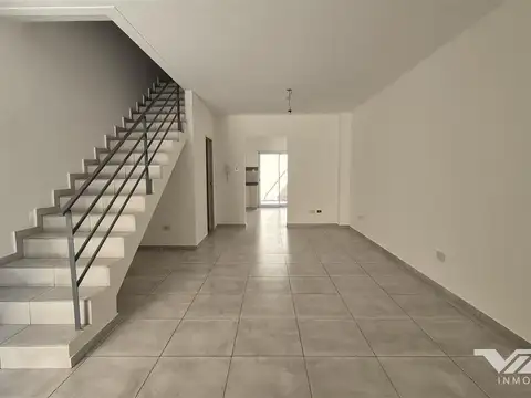 VENTA Duplex 4 amb  en venta c/ cochera y patio APTO CREDITO  - Villa Martelli