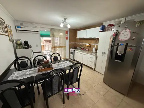 VENTA  Departamento de 4 ambientes con patio y cochera