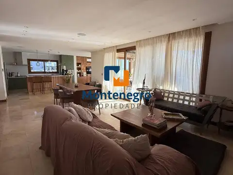 Casa 6 ambientes con 4 baños