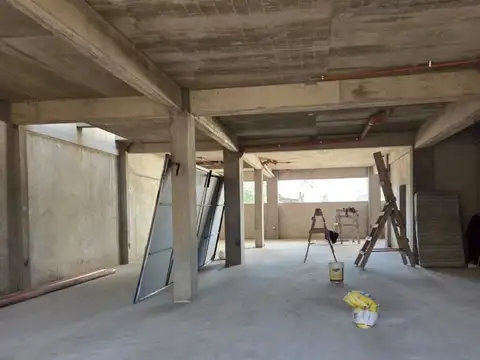 ALQUILER DE AMPLIO LOCAL  SOBRE AV. VELEZ SARFIELD