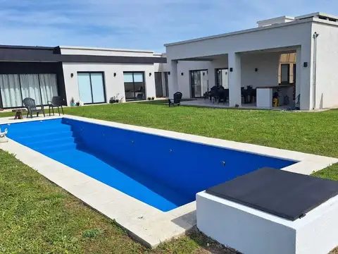 Casa Chalet  en Venta en San Sebastian, Escobar, G.B.A. Zona Norte