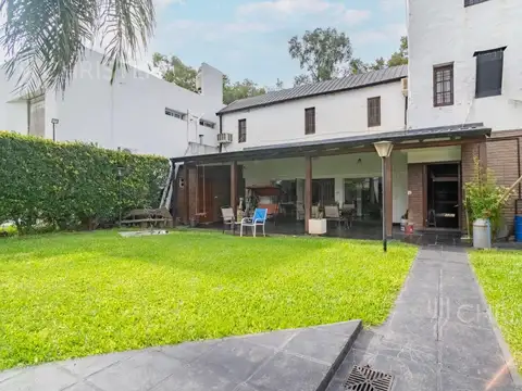 Casa en Venta con 2 cocheras