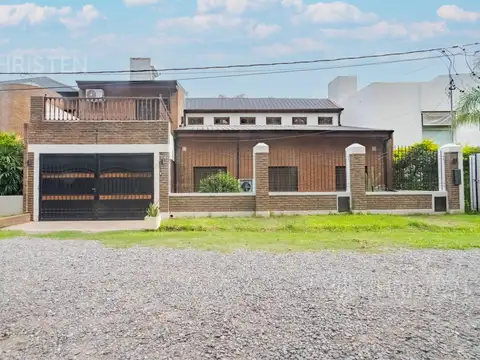 Casa en venta en La Tatenguita. 3 dormitorios   3 baños   cochera doble   pileta
