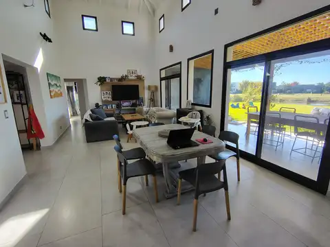 Casa en Venta con 4 cocheras