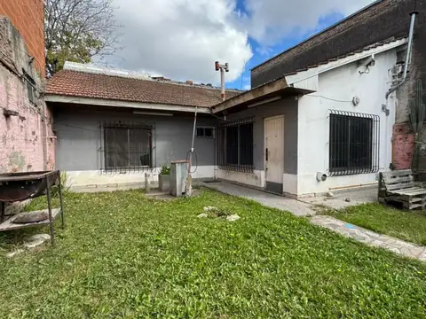 Excelente chalet al fondo sobre Av. San Martin!