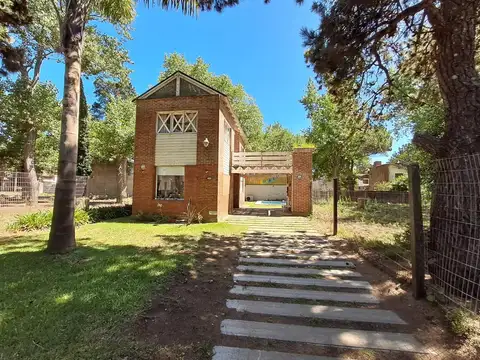Casa de tres ambientes en lote propio con pileta y gas Nat.
