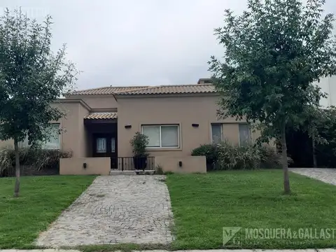 Casa en Alquiler con 6 cocheras