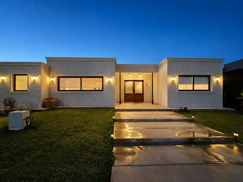 VENTA Casa moderna en Ciro de Vieytes. Maipú