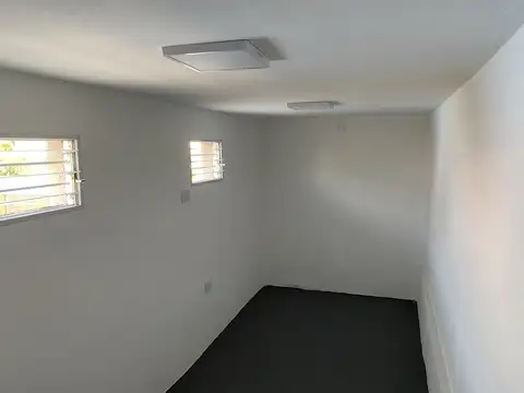 Local en Alquiler en Villa Luzuriaga, $ 900.000