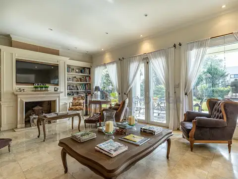 Casa en Venta con 2 cocheras