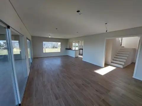 Casa en Venta con 4 cocheras