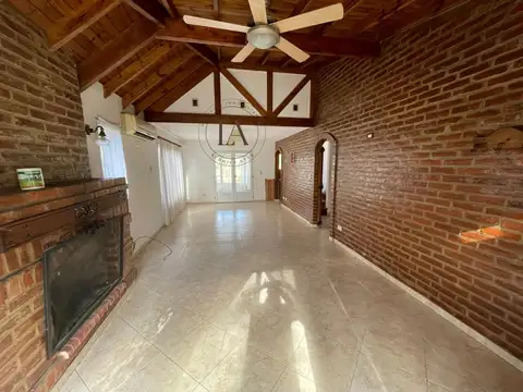 Casa 4 ambientes con 2 baños
