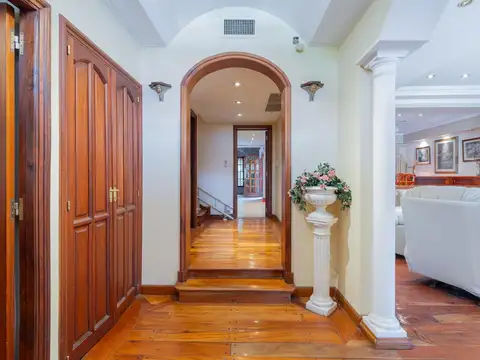 Casa en Venta con 3 cocheras