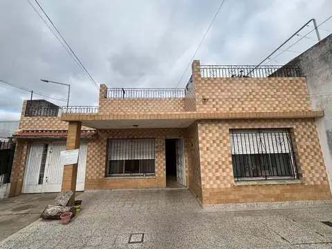 CASA 4 AMB CON COCHERA-JARDIN EN VENTA EN LANUS