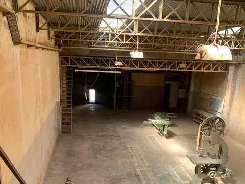 Galpón industrial ubicado a metros del foco comercial de Pablo Podestá, con buenos accesos y todos los servicios disponibles optimo estado.