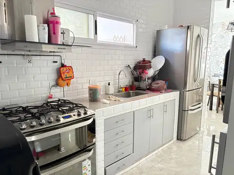 Excelente departamento de 3 ambientes, muy luminoso, totalmente reciclado a nuevo.