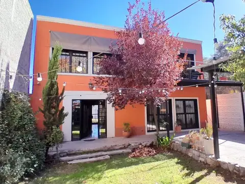 ESTUPENDA CASA-CALLE BUSQUETS-LA COLONIA-JUNIN-MZA
