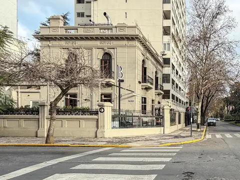 Casona comerical en esquina sobre Boulevard Oroño en Pichincha