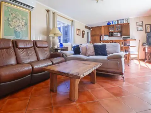 Casa 5 ambientes con 2 baños