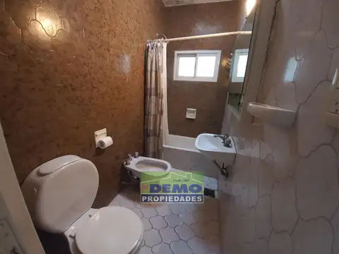 Casa 7 ambientes con 2 baños