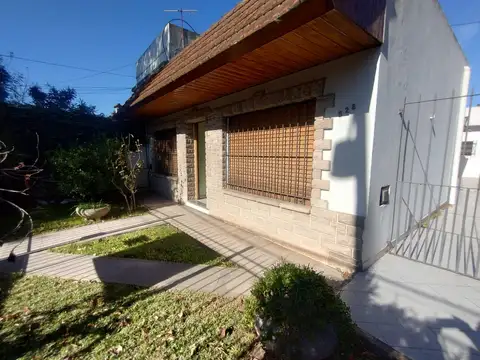 HERMOSA CASA EN VENTA EN EXCELENTE UBICACION EN ADROGUE