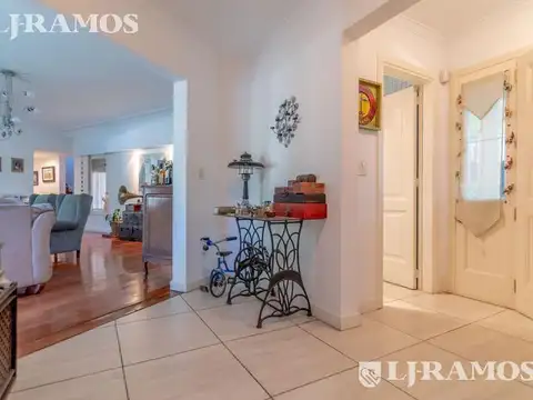 Casa en Alquiler con 2 cocheras