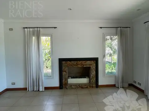 Casa en Alquiler con 2 cocheras