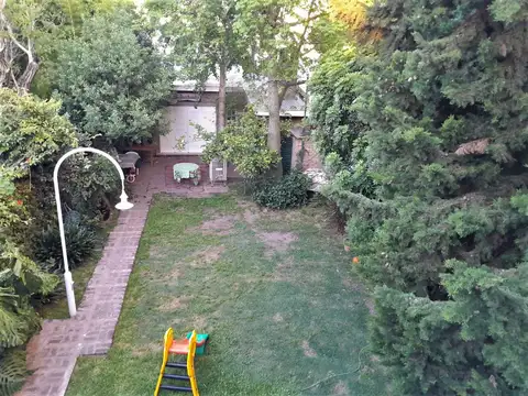 Casa en alquiler con cochera y parque. La Plata