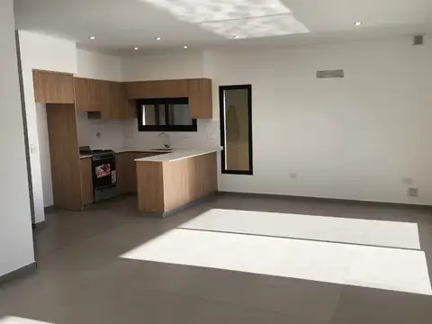 Casa 4 ambientes con 2 baños