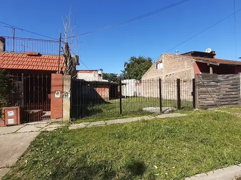 Oportunidad  Lote con mejoras sobre asfalto