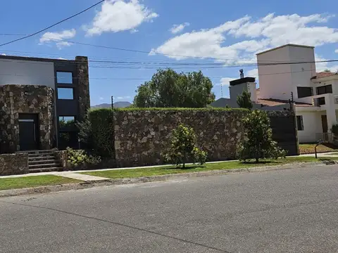 Casa Alta Mendoza, Frente Dalvian, 2 Dorm, 3 Baños, Cochera Doble, Jardín, Apta Crédito