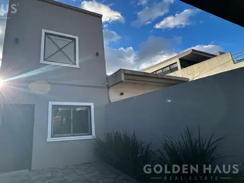Casa en alquiler tres ambientes con patio y cochera