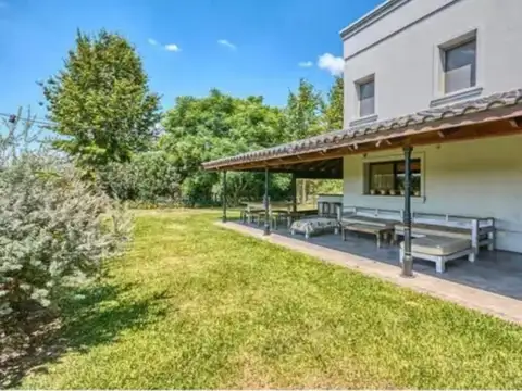 Casa en Venta con 2 cocheras