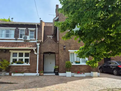 Casa 8 ambientes con 4 baños