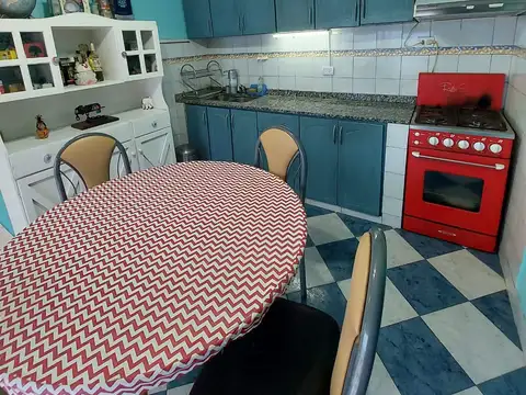 EXCELENTE CASA 4 AMBIENTES CON PATIO - 2 BAÑOS - DECK - TERRAZA - LAVADERO INDEPENDIENTE -