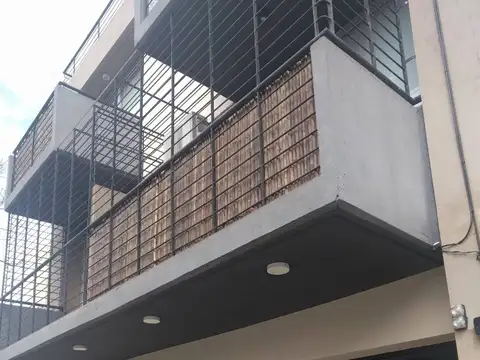 Alquiler  2 AMBIENTES    Frente Balcón  Amplia TERRAZA PROPIA C/PARRILLA  en piso superior BAUNES al 1800