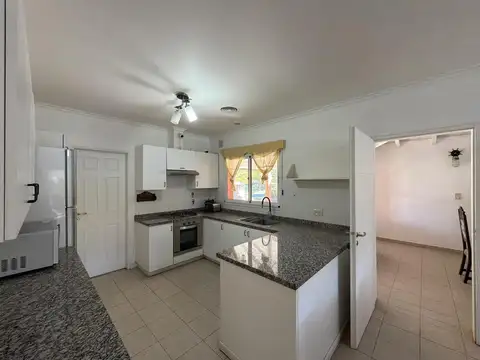 Casa 4 ambientes con 5 baños