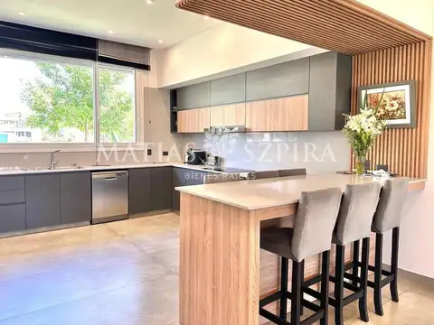 Casa 7 ambientes con 8 baños