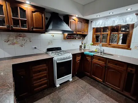 Casa en Venta con 2 cocheras