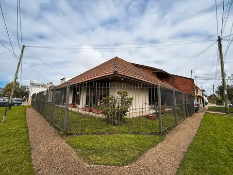 VENTA CASA 5 AMB. CON PATIO Y GARAGE P/ 2 AUTOS