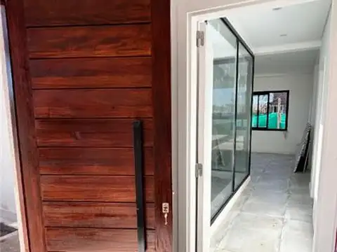 Casa en Alquiler con 2 cocheras